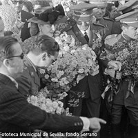 La señora Duarte fue recibida por una gran multitud que le agasajó con numerosos ramos de flores. ©ICAS-SAHP, Fototeca Municipal de Sevilla, fondo Serrano