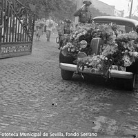 El automóvil que la condujo desde Tablada al hotel Alfonso XIII se cubrió con los ramos y coronas de flores recibidos a su llegada. ©ICAS-SAHP, Fototeca Municipal de Sevilla, fondo Serrano