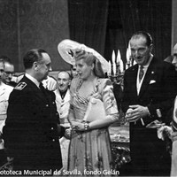 Por la noche fue recibida en el Salón Colón del Ayuntamiento donde el alcalde Rafael Medina, duque de Alcalá de los Gazules, le dio la bienvenida a la ciudad. ©ICAS-SAHP, Fototeca Municipal de Sevilla, fondo Gelán