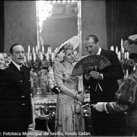 En la Casa Consistorial se le entregaron varios presentes como recuerdo de su visita entre los que destacaron una silla vaquera de montar, unos zahones bordados en piel, una mantilla negra de chantilly y un abanico de carey pintado por Alfonso Grosso. ©ICAS-SAHP, Fototeca Municipal de Sevilla, fondo Gelán