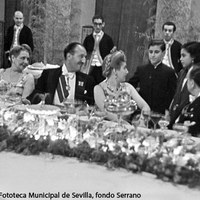 Llegada al banquete de gala celebrado en su honor en el Pabellón Mudéjar de la Plaza de América. Le acompañan  los ministros de Justicia y Agricultura además de las autoridades locales. ©ICAS-SAHP, Fototeca Municipal de Sevilla, fondo Serrano
