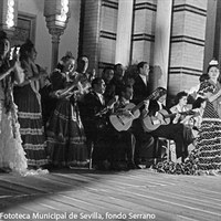 A las doce de la noche dio comienzo la verbena organizada en honor  de Eva Perón en la Plaza de América. Cuadros de baile flamenco actuaron en la explanada del recinto. ©ICAS-SAHP, Fototeca Municipal de Sevilla, fondo Serrano