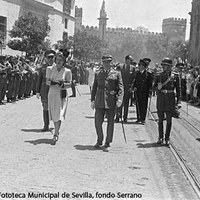 La señora Duarte a la Catedral de Sevilla. Pasó revista a las tropas que le rindieron honores a su llegada. ©ICAS-SAHP, Fototeca Municipal de Sevilla, fondo Serrano