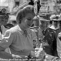 El hermano mayor de la Macarena Francisco Bohórquez Vecina hace entrega de la vara de la Hermandad a la señora del presidente Perón. ©ICAS-SAHP, Fototeca Municipal de Sevilla, fondo Gelán