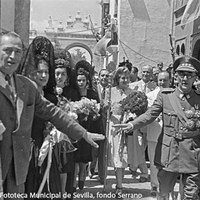 Recorrido por las calles del barrio hasta la iglesia de San Gil. ©ICAS-SAHP, Fototeca Municipal de Sevilla, fondo Serrano