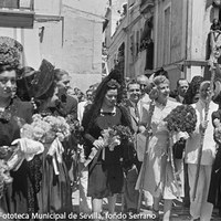 Recorrido por las calles del barrio hasta la iglesia de San Gil ©ICAS-SAHP, Fototeca Municipal de Sevilla, fondo Serrano