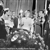 Rezo en el interior de la iglesia de San Gil ante la imagen de la Virgen de la Esperanza. ©ICAS-SAHP, Fototeca Municipal de Sevilla, fondo Serrano