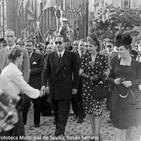 Llegada de Eva Duarte a la Fábrica de Tabacos en la calle San Fernando donde fue objeto de un homenaje tributado por las populares cigarreras. ©ICAS-SAHP, Fototeca Municipal de Sevilla, fondo Serrano