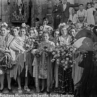 Fábrica de Tabacos en la calle San Fernando. Grupo de cigarreras que hicieron entrega de varios ramos de flores y un mantón de manila a la señora del general Perón. ©ICAS-SAHP, Fototeca Municipal de Sevilla, fondo Serrano