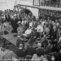 Desarrollo del acto en la tribuna erigida en la finca Torre Pava. Discursos en agradecimiento a la primera dama argentina por su presencia. ©ICAS-SAHP, Fototeca Municipal de Sevilla, fondo Gelán