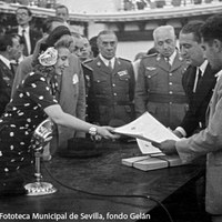 Eva Duarte hace entrega a los colonos de los 2.150 títulos de propiedad de viviendas y terrenos de explotación agrícola y ganadera. ©ICAS-SAHP, Fototeca Municipal de Sevilla, fondo Gelán