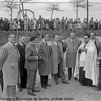 1. Acto de colocación y bendición de la primera piedra de la barriada Doctor Marañón en el entorno de la  avenida Sánchez Pizjuán.  Trazada sobre la Huerta de la Colesita por la Constructora Bargar, S.A.  ©ICAS-SAHP, Fototeca Municipal de Sevilla, archivo Gelán
