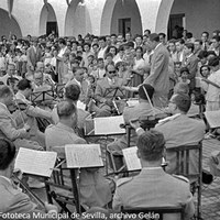 3. Inauguración de la plaza Virgen del Pilar en la barriada de La  Barzola (barriada Virgen de los Reyes). Actuación de la banda de música municipal. 19 de septiembre de 1954 ©ICAS-SAHP, Fototeca Municipal de Sevilla, archivo Gelán