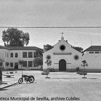 5. Plaza El Begi en la barriada La Corza desde la calle Alonso Fernández de Santillana. Parroquia de Nuestra Señora del Reposo. Colegio público Antonio Álvarez.  1970 ca.  ©ICAS-SAHP, Fototeca Municipal de Sevilla, archivo Cubiles