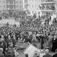 7. Inauguración de la barriada de Pío XII, promovida por el Real Patronato de Casas Baratas. Tribuna levantada en la calle Azahar donde el cardenal José María Bueno Monreal bendice las nuevas viviendas. Entre las autoridades asistentes, el conde de Halcón. 23 de noviembre de 1958 ©ICAS-SAHP, Fototeca Municipal de Sevilla, archivo Gelán