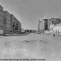 11. Avenida Doctor Fedriani sin pavimentar.  A la izquierda, la barriada El Cerezo, realizada por la constructora Obras y Viviendas, S. A.  y a la derecha la barriada de la Palmilla y una nave industrial de una planta. Al fondo, la barriada El Carmen y el Hogar Virgen de los Reyes [1969-1970] ©ICAS-SAHP, Fototeca Municipal de Sevilla, archivo Serafín