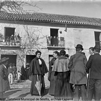 12. Grupo de hombres y mujeres de la familia Duggi ante la casa n. 35 del barrio de la Macarena. 1896 ©ICAS-SAHP, Fototeca Municipal de Sevilla, archivo Caparró