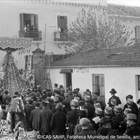 13. Semana Santa. Palio de la Virgen de la Hiniesta atravesando la fábrica de corcho de Pasaje Mallol. Década 1920. ©ICAS-SAHP, Fototeca Municipal de Sevilla, archivo Serrano