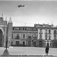 14. Casa Cornelio, establecimiento de bebidas de los hermanos Mazón y  centro de reunión de anarcosindicalistas, después de ser cañoneada como respuesta a la huelga general revolucionaria.  Este episodio se inscribe dentro de los sucesos de la Semana Sangrienta durante la II República. 23 de julio de 1931 ©ICAS-SAHP, Fototeca Municipal de Sevilla, archivo Sánchez del Pando