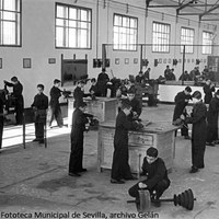 16. Hogar de San Fernando. Inauguración del taller-escuela de carpintería  y mecánica. Aprendices. 1952 ©ICAS-SAHP, Fototeca Municipal de Sevilla, archivo Gelán