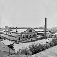 20. Fábrica de vidrio La Trinidad. Vista general y fachada principal a la avenida de Miraflores. Década 1960 ©ICAS-SAHP, Fototeca Municipal de Sevilla, archivo Cubiles