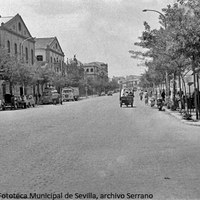 21. Calle María Auxiliadora. Vista hacia la Puerta del Osario. Naves industriales a la izquierda. Década 1960 ©ICAS-SAHP, Fototeca Municipal de Sevilla, archivo Serrano
