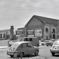 24. Ronda de Capuchinos. Bar  Casa Baturones, exenta en el solar tras el derribo de un sector del antiguo barrio de San Julián. ©ICAS-SAHP, Fototeca Municipal de Sevilla, archivo Serrano