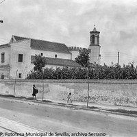 26. Hospital de San Lázaro en la avenida Doctor Fedriani. Vías de la línea del tranvía hacia el Cementerio de San Fernando. 1930 ca. ©ICAS-SAHP, Fototeca Municipal de Sevilla, archivo Serrano