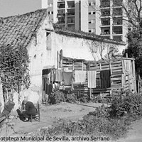 27. Venta de los Gatos en la avenida Sánchez Pizjuán. Detrás bloque de viviendas del núcleo residencial Las Golondrinas. 1970 ©ICAS-SAHP, Fototeca Municipal de Sevilla, archivo Serrano