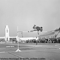 29. Estadio Universitario de la Macarena. Prueba de salto de altura. 1958 ©ICAS-SAHP, Fototeca Municipal de Sevilla, archivo Cubiles