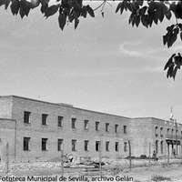 30. Hogar Virgen de los Reyes, en la calle Fray Isidoro de Sevilla, en construcción.  Se levanta en terrenos de la antigua Huerta de la Constanza. 1958 ©ICAS-SAHP, Fototeca Municipal de Sevilla, archivo Gelán