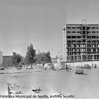 33. Nuevo Hospital Clínico Universitario en construcción. Vista desde la confluencia de la avenida Doctor Fedriani con la calle Doctor Leal Castaños. A la izquierda, la barriada El Carmen y el Hogar Virgen de los Reyes. 1972 ca. ©ICAS-SAHP, Fototeca Municipal de Sevilla, archivo Serafín