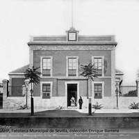 34. Ramón Almela. Fachada principal de las Escuelas Municipales de la Macarena, donadas por la Real Maestranza de Caballería de Sevilla, en la calle Resolana. 1892 ©ICAS-SAHP, Fototeca Municipal de Sevilla, colección Enrique Barrero