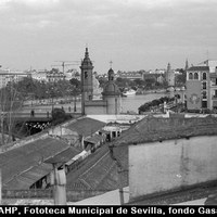 Mercado de Triana. Puente de Triana, capilla del Carmen y la otra orilla. 1988. ©ICAS-SAHP, Fototeca Municipal de Sevilla, fondo Gasán.