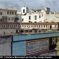 Solar del antiguo mercado de Triana. En 1987 se planteó el derribo del mismo dado su estado de deterioro. En 2001 se inauguraron las nuevas instalaciones. 1991. ©ICAS-SAHP, Fototeca Municipal de Sevilla, fondo Gasán