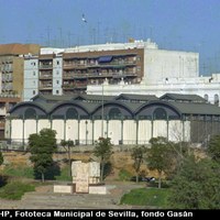 Mercado del Barranco. Antigua lonja de pescado, restaurada y adaptada a Sala Municipal de Exposiciones mediante un proyecto realizado en 1989-1991. Delante se ha reubicado el monumento a fray Bartolomé de las Casas. 1992. ©ICAS-SAHP, Fototeca Municipal de Sevilla, fondo Gasán