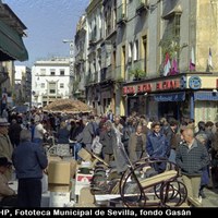 Mercadillo del Jueves en la calle Feria. 1992. ©ICAS-SAHP, Fototeca Municipal de Sevilla, fondo Gasán
