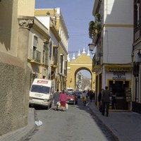 Calle San Luis. Al fondo, el Arco de la Macarena. 1992. ©ICAS-SAHP, Fototeca Municipal de Sevilla, fondo Gasán