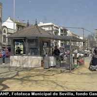 Kiosco de calentitos de la Macarena junto a la calle Don Fadrique. 1992. ©ICAS-SAHP, Fototeca Municipal de Sevilla, fondo Gasán
