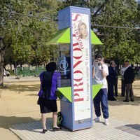 Cabina telefónica pública en los jardines del Parlamento de Andalucía. Detrás, urinarios públicos. En 1972 se había instalado la primera cabina en la Plaza Nueva. 1992. ©ICAS-SAHP, Fototeca Municipal de Sevilla, fondo Gasán