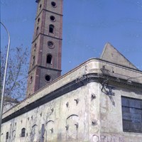 Torre de los Perdigones y antiguas dependencias de la fábrica San Francisco de Paula (Fundición Mata) en la calle Resolana esquina con la calle Perafán de Ribera. Fueron derribadas para la construcción de los jardines de la Torre de los Perdigones. 1992. ©ICAS-SAHP, Fototeca Municipal de Sevilla, fondo Gasán
