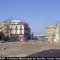 Derribos en el entorno de la plaza de Chapina. Calles Pinzón y Castilla. 1992. ©ICAS-SAHP, Fototeca Municipal de Sevilla, fondo Gasán