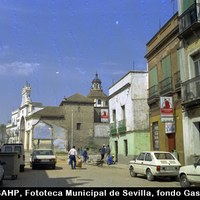 Obras en la calle Castilla. Solar junto a la Basílica del Cachorro donde se construirá la sede de la entidad Proyecto Hombre. 1992. ©ICAS-SAHP, Fototeca Municipal de Sevilla, fondo Gasán