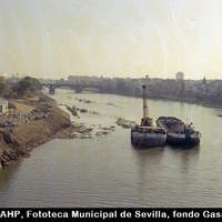 Obras para la EXPO’92. Dragas en el río Guadalquivir. Previamente se había eliminado el tapón de Chapina, que impedía el paso del agua, para recuperar el antiguo cauce. 1991.©ICAS-SAHP, Fototeca Municipal de Sevilla, fondo Gasán