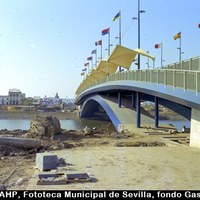 Obras para la EXPO’92. Puente del Cristo de la Expiración, también conocido como puente del Cachorro, inaugurado el 1 de abril de 1991. Márgenes del río en obras. 1992. ©ICAS-SAHP, Fototeca Municipal de Sevilla, fondo Gasán