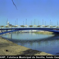Obras para la EXPO’92. Puente del Cristo de la Expiración, diseñado por José Luis Manzanares Japón. Detrás, la pasarela de la Cartuja. Márgenes del río en obras. 1992. ©ICAS-SAHP, Fototeca Municipal de Sevilla, fondo Gasán