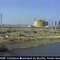 Obras para la EXPO’92. Urbanización de los terrenos delante de la Puerta Triana. Al fondo, el edificio de Torre Triana en construcción y el World Trade Center Expo’92, actual Edificio Expo. 1992. ©ICAS-SAHP, Fototeca Municipal de Sevilla, fondo Gasán