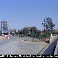 Obras para la EXPO’92. A la izquierda, el puente de hierro, cerrado al tráfico rodado y peatonal en 1992 y desmontado en 1998, coexistiendo con el nuevo puente de las Delicias. 1992.  ©ICAS-SAHP, Fototeca Municipal de Sevilla, fondo Gasán