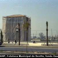 Obras para la EXPO’92. Rehabilitación de la caseta La Única, así conocida la Torre de las Agujas de RENFE que permaneció en pie tras la retirada de las vías del ferrocarril y el derribo del muro de la calle Torneo. 1992. ©ICAS-SAHP, Fototeca Municipal de Sevilla, fondo Gasán
