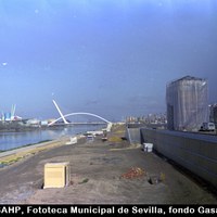 Obras para la EXPO’92. Urbanización del paseo Rey Juan Carlos I. A la derecha, la caseta La Única en rehabilitación, y al fondo, los puentes de la Barqueta y el Alamillo. 1992. ©ICAS-SAHP, Fototeca Municipal de Sevilla, fondo Gasán